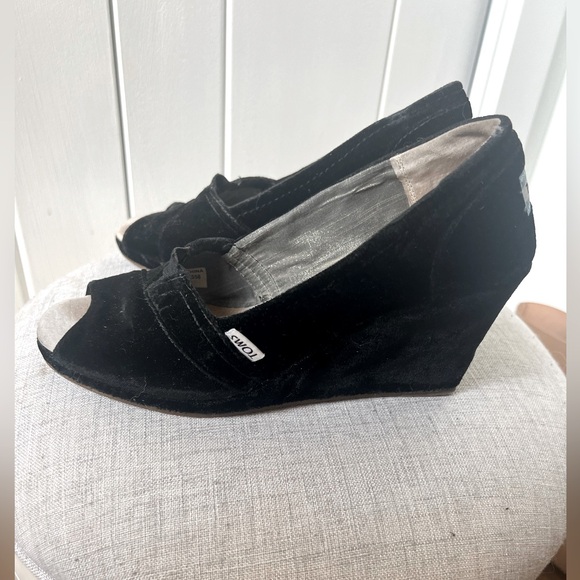 Tom’s Velvet Wedge Shoe in Black. Size 9. - Picture 3 of 6